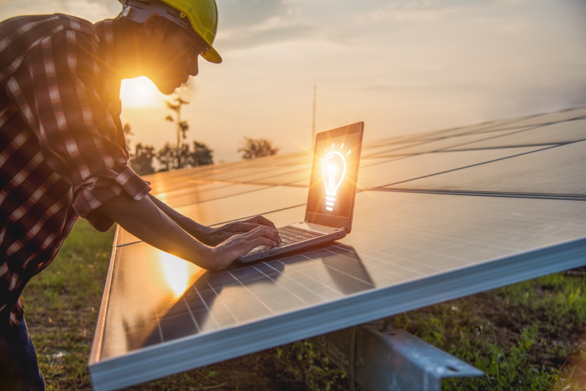 ingeniero comprobando sistema energia celulas solares imagen Mediano
